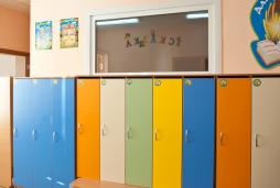 Раздевальная комната оснащена: шкафчиками для одежды детей, лавочками, сушильным шкафом, стендами с информацией для родителей, полочками для поделок детей.