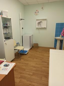 Медицинский блок состоит из кабинета осмотра детей и процедурного. В них имеется все необходимое оборудование в соответствии с требованиями СанПиН.